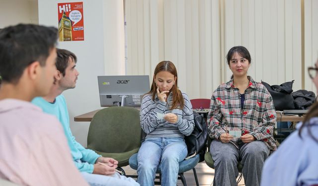 Buca’da gençler dil bariyerini aşıyor… Konuşma kulübü açıldı