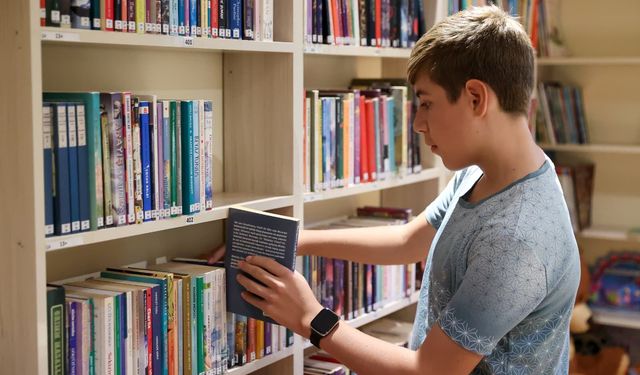 Bisikletine biniyor, soluğu kütüphanede alıyor: Buca’nın kitap kurdu Ömer