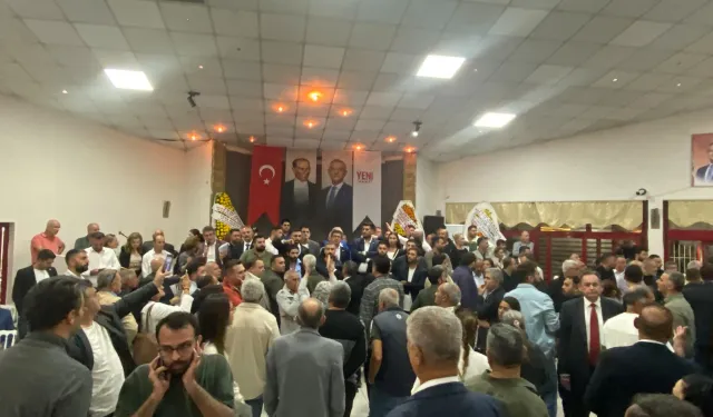 Yeni Parti'nin Buca ilçe başkanlığı yarışında tansiyon yükseldi: Su şişeleri havada uçuştu