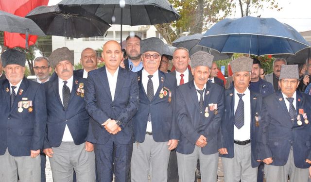 CHP’li Polat Kiraz’da örgüt ve esnafla buluştu: 29 Ekim Çelenk Törenine katıldı