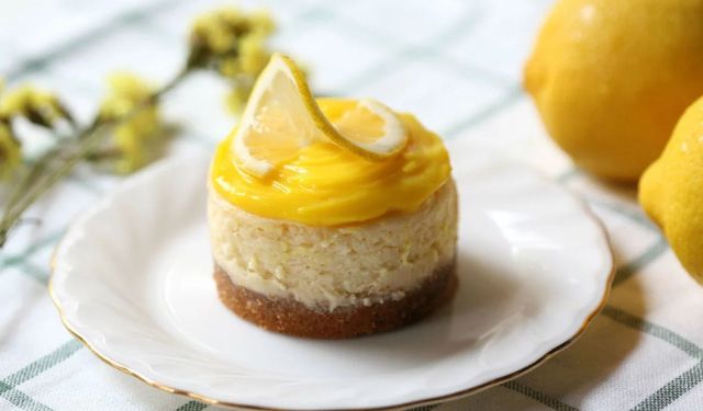 Çay saatlerinde, davetlerde… Porsiyonluk limonlu cheesecake evde nasıl yapılır?