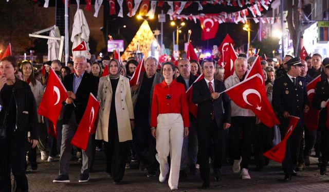 Çeşme’de Cumhuriyet coşkusu: 103. yıl fener alayıyla kutlandı