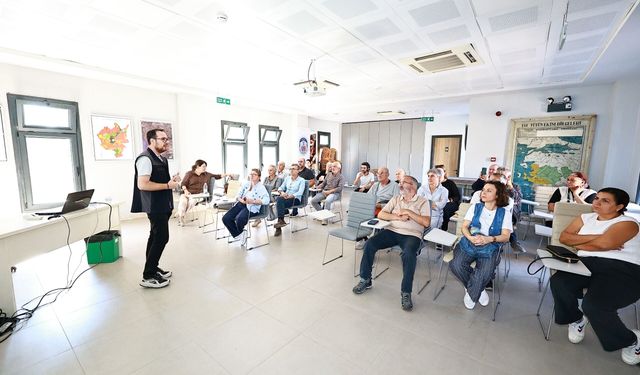 Efes Selçuk’ta zeytin üreticilerine budama ve hastalıklarla mücadele eğitimi