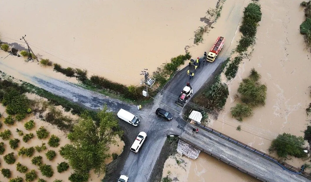 Ege'de sağanak yaşamı olumsuz etkiledi: Ev ve iş yerlerini su bastı, yollar kapandı