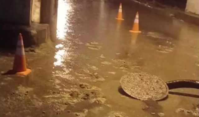 Çiğli’de kanalizasyon taşkını isyanı: Vatandaş evine lağım pisliğinin içinden giriyor