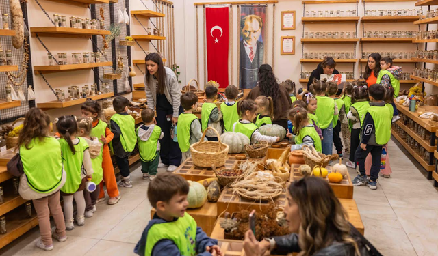 Bornova’da minik eller geleceğe kök saldı: 50 zeytin fidanı dikildi!
