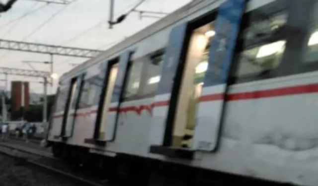 İzmir’de tren ile hafif ticari araç çarpıştı: 1 kişi yaralandı