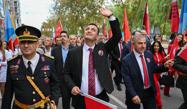 Bornova’da 29 Ekim coşkusu meydanlara sığmadı: Sokaklar bayrak denizine döndü