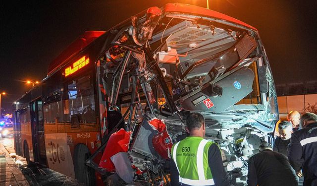 Başkentte belediye otobüsü kaza yaptı: 24 kişi yaralandı