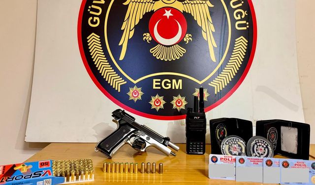 İzmir'de kendini polis gibi göstererek silah teşhir eden şüpheli tutuklandı