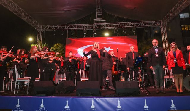 Buca'da 120 kişilik dev kadro 29 Ekim vesilesiyle ilk kez sahne aldı