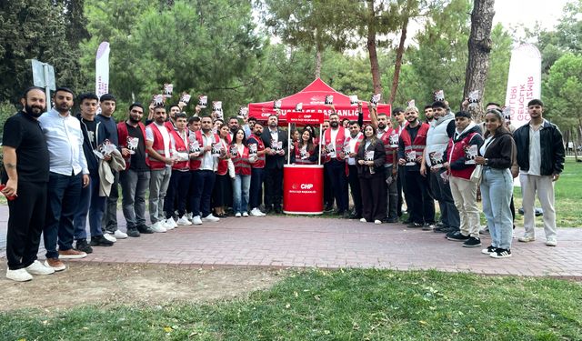 CHP İzmir Gençlik Örgütü sahada: Kampüste, sokakta gençleri dinlediler!