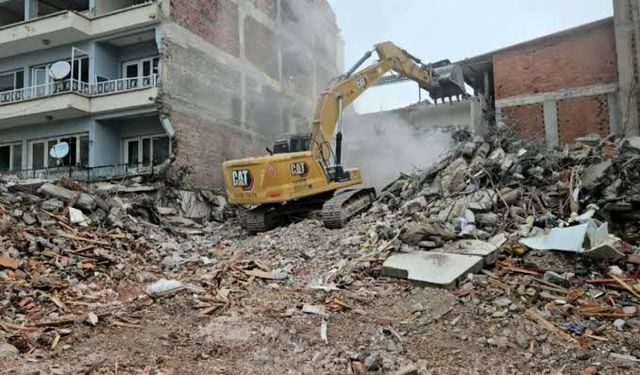 Karabağlar’da dönüşüm devam ediyor… 30 binanın yıkımı için düğmeye basıldı