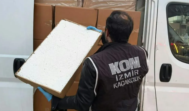İzmir'de bir araçta 2 milyon 160 bin dolu makaron ele geçirildi