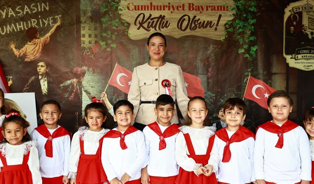 Başkan Sengel’e çocuklardan 29 Ekim sürprizi: Cumhuriyet her gün yeniden filizleniyor