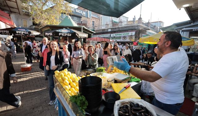 Konak'ta Kemeraltı Festivali esnafın yüzünü güldürdü