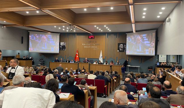 AKP’li Tugay’ın tarihi transferinden sonra ilk meclis başladı!