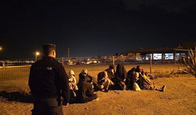 İzmir’de 15 düzensiz göçmen kurtarıldı