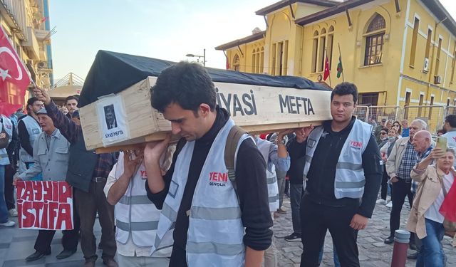 İzmir'de Tugay'a sert protesto: 'Siyasi mefta' tabutu taşındı, yurttaşlar oylarını haram etti