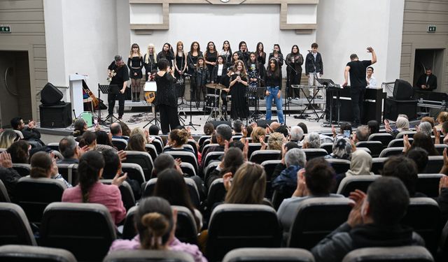 Bornova’da Cumhuriyet coşkusu çocukların sesinde yankılandı