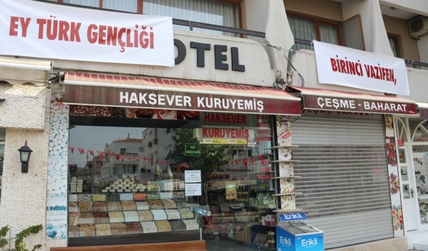 Çeşme’de sokaklar 'Atatürk’ün Gençliğe Hitabesi' ile donatıldı