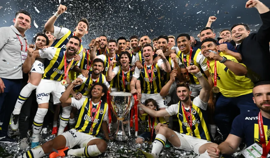 Gürsel Aksel Stadı'nda renkli görüntüler: Türkiye Kupası'nın sahibi Fenerbahçe