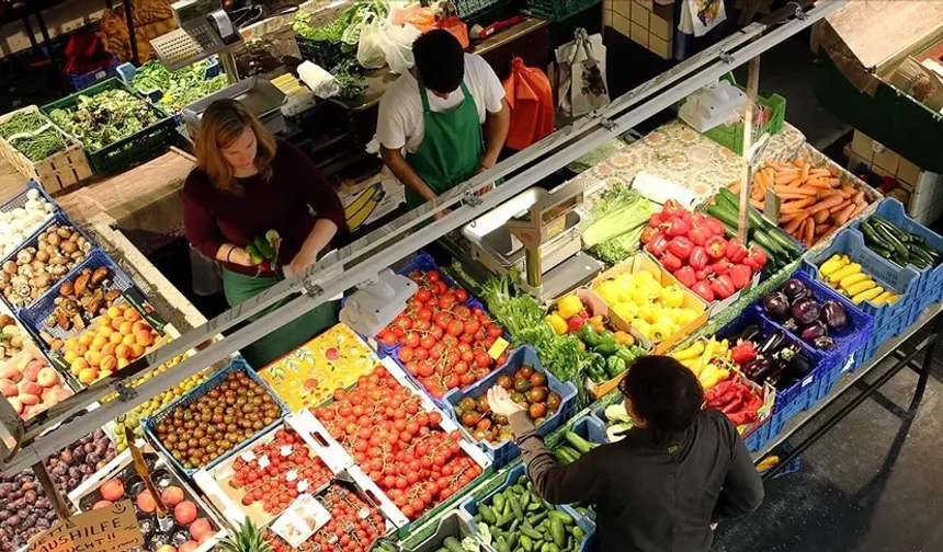 Türkiye'de 33 aydır artıyor | Gıda fiyatları dünyada dip seviyede
