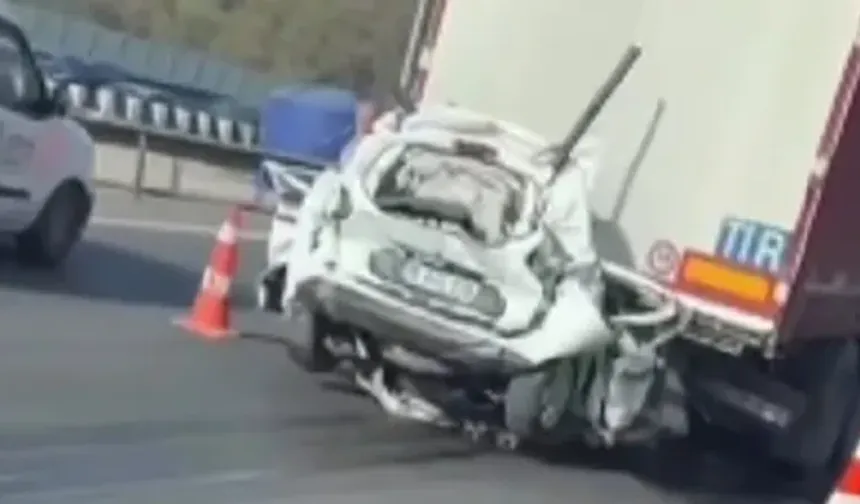 Bayraklı'da korkunç kaza: İki tırın arasında kalan otomobil kağıt gibi ezildi