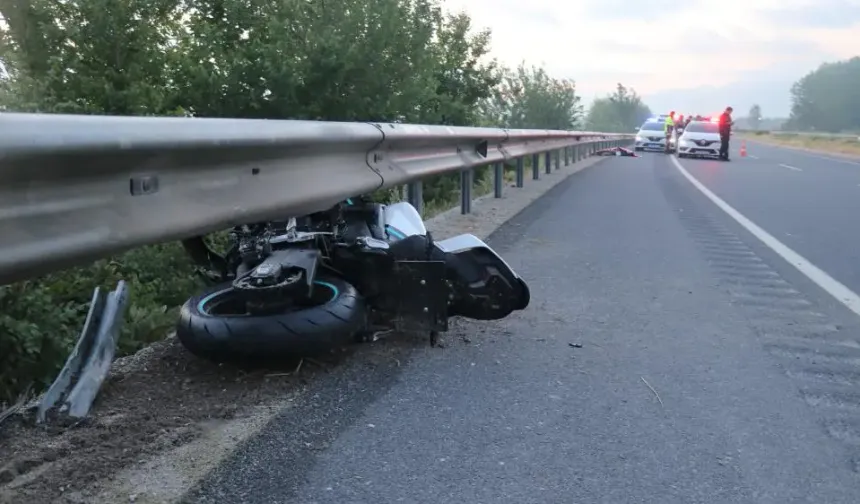 Bariyere çarparak metrelerce sürüklenen genç motosikletçi hayatını kaybetti