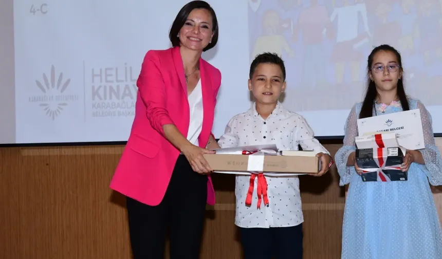 Başkan Kınay, resim yarışmasında dereceye giren miniklere ödüllerini dağıttı