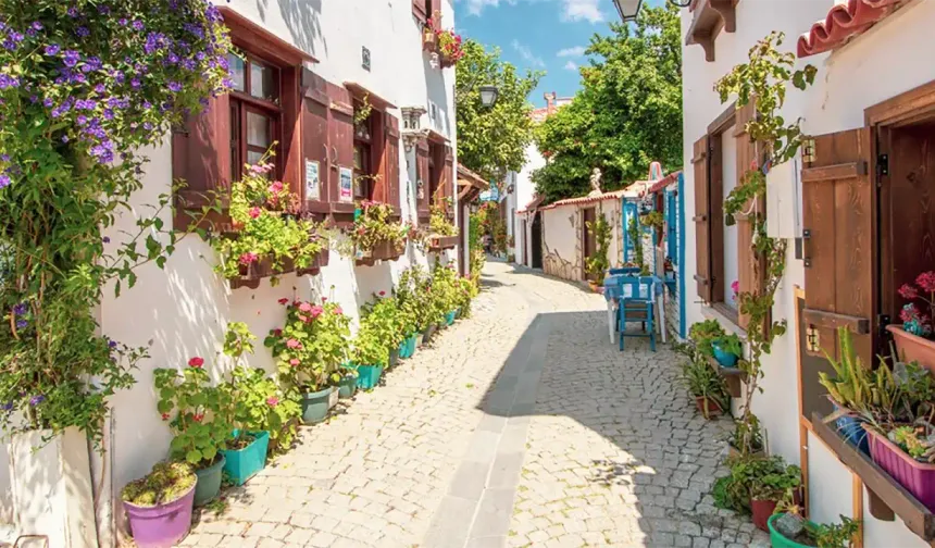 Bir zamanlar balıkçı köyüydü: Şimdi renkli sokakları ile İzmir'in gözdesi
