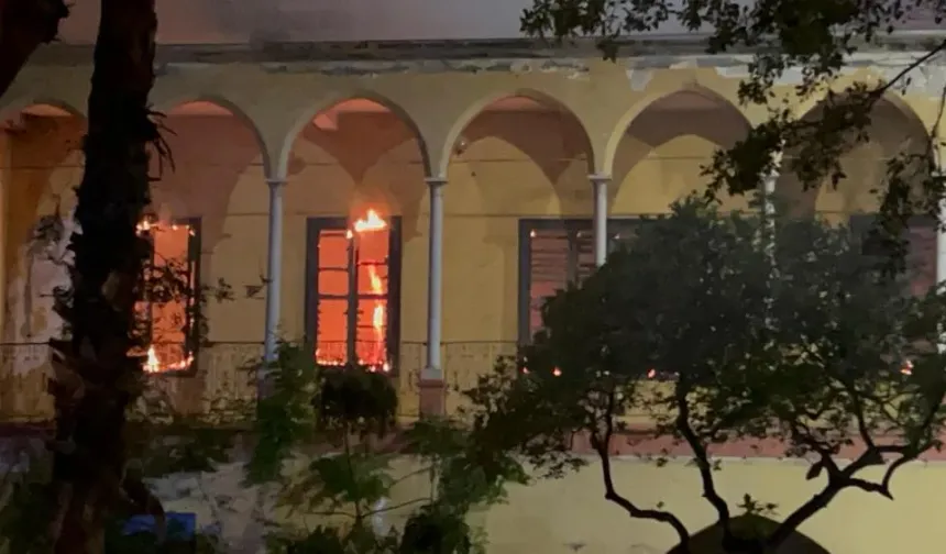Deprem yıkamadı ama ateş kül etti: Hatay'daki tarihi binada yangın