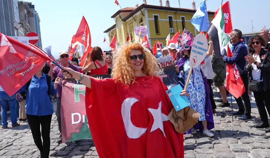 İzmir'deki 1 Mayıs kutlamalarından renkli görüntüler