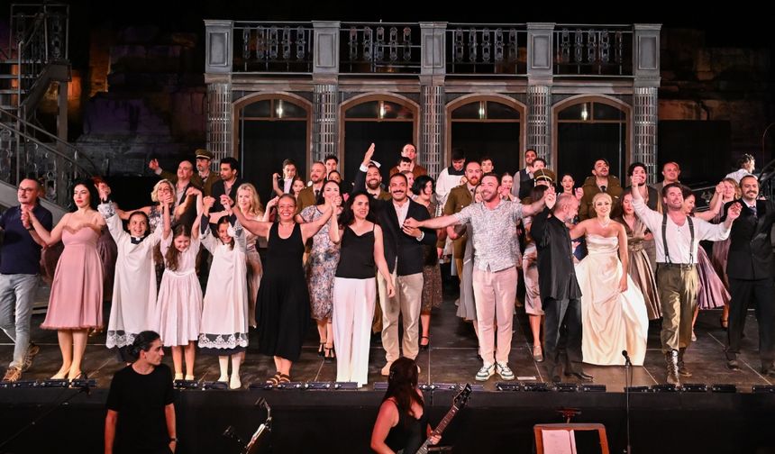 Efes Antik Tiyatro'da sanat ses getiriyor: Evita müzikali seyircileriyle buluştu