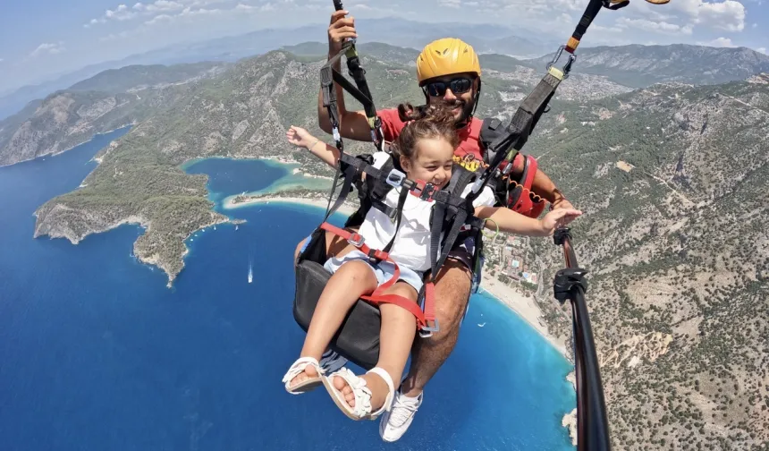 Baba-kız paraşüt keyfi: 3 yaşındaki kızı ile uçtu