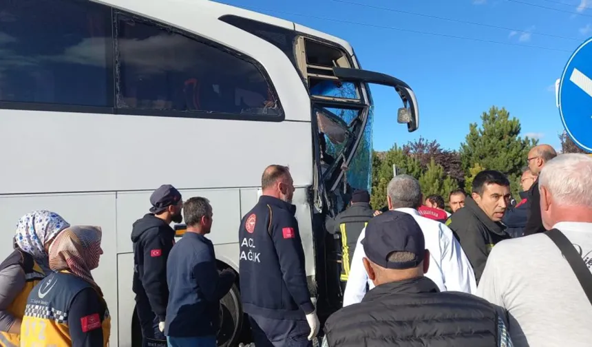 Afyonkarahisar'da yolcu otobüsü kamyona çarptı: Çok sayıda yaralı var!