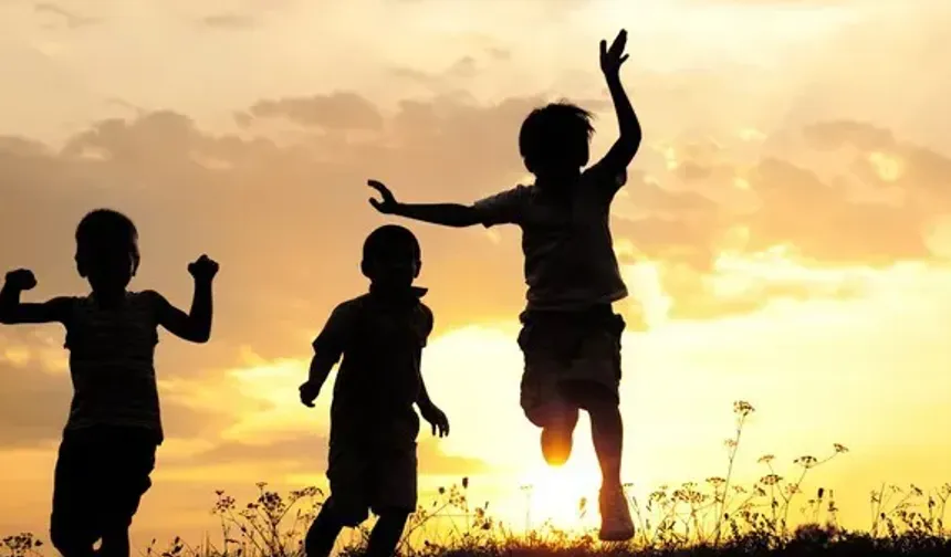 İzmir’de çocuk hakları umuda dönüştü: Fidanlar, atölyeler ve sokak oyunlarıyla dolu gün