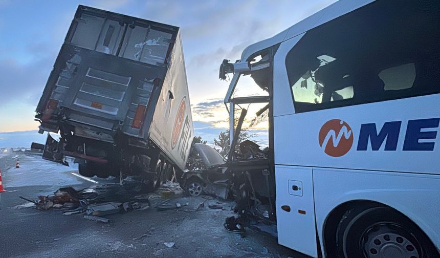 Afyonkarahisar'da zincirleme trafik kazası: 30 kişi yaralandı