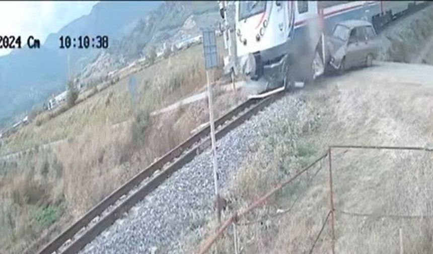 Manisa’da korkutan kaza: Yolcu treni ile otomobil çarpıştı