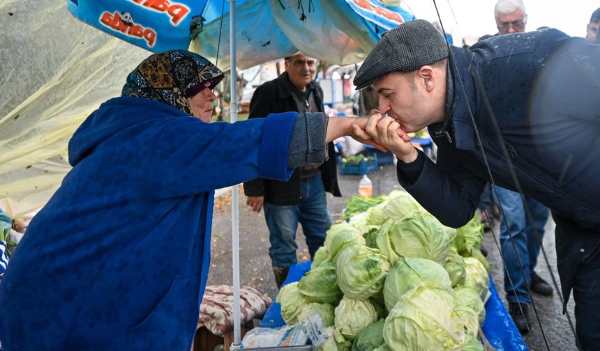 Başkan Akın müjdeyi verdi: Balıkesir’de pazarcı esnafının çilesi bitiyor