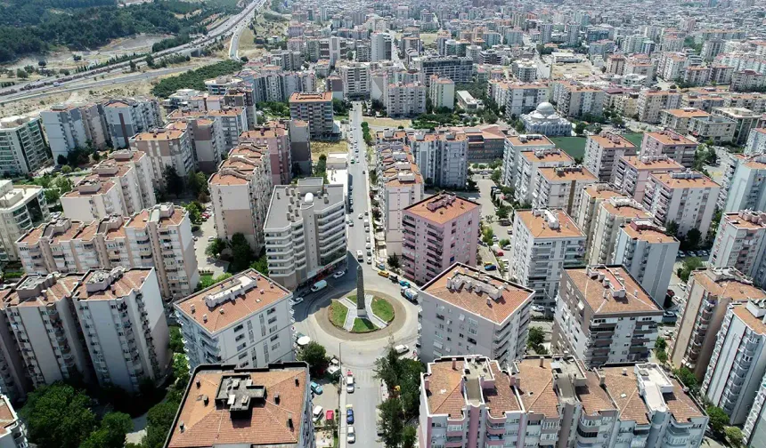 İzmir Buca'da icradan satılık bina