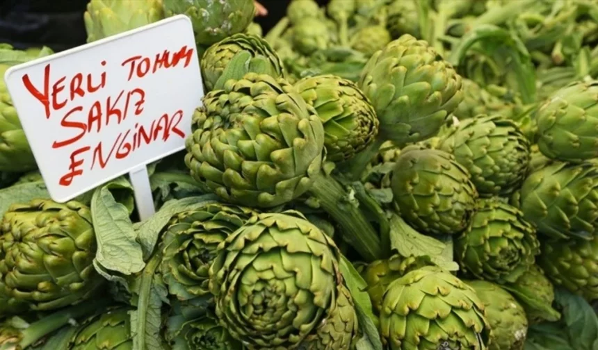 İzmir’de pazar tezgahları çiçek açtı: İşte mevsim lezzetiyle zeytinyağlı enginar tarifi