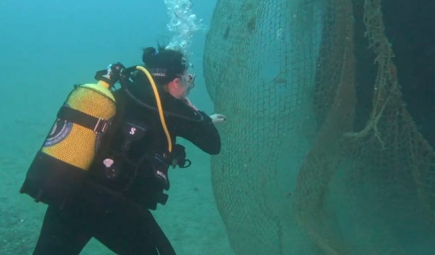 İzmir denizinden 1,5 ton hayalet ağ çıkarıldı