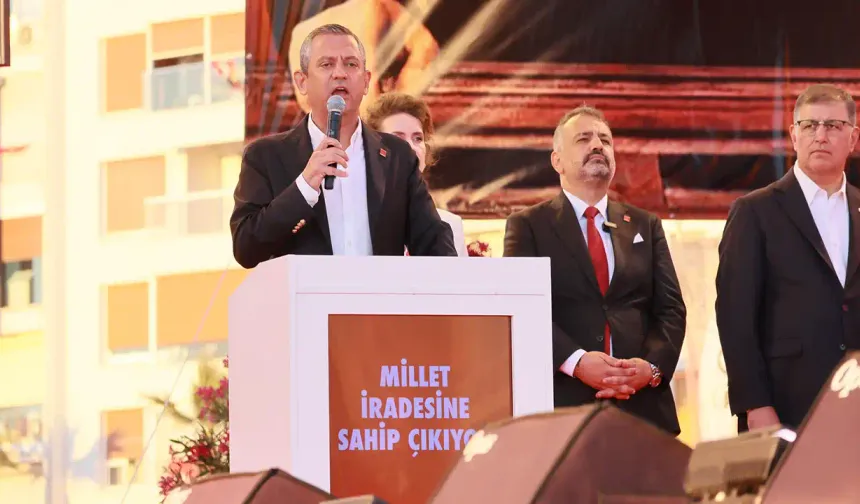 Özgür Özel İzmir mitinginde: Gündoğdu Meydanı'nı görmeyenler görsün