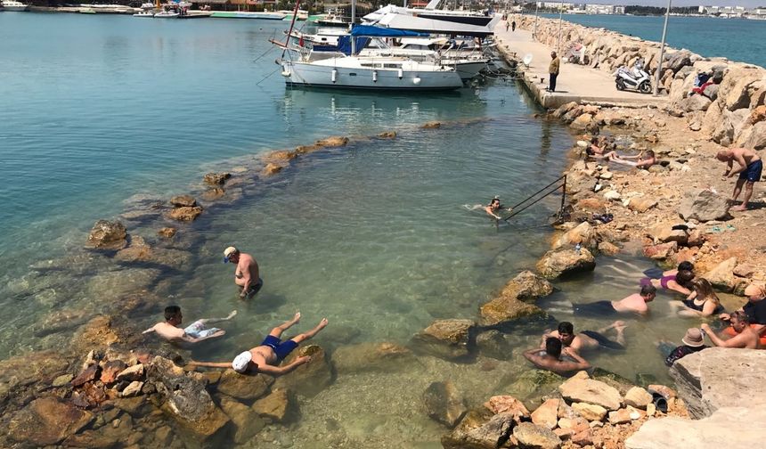 İzmir’de denizin içinde doğal termal mucize: Ömrünüze ömür katacak, üstelik ücretsiz