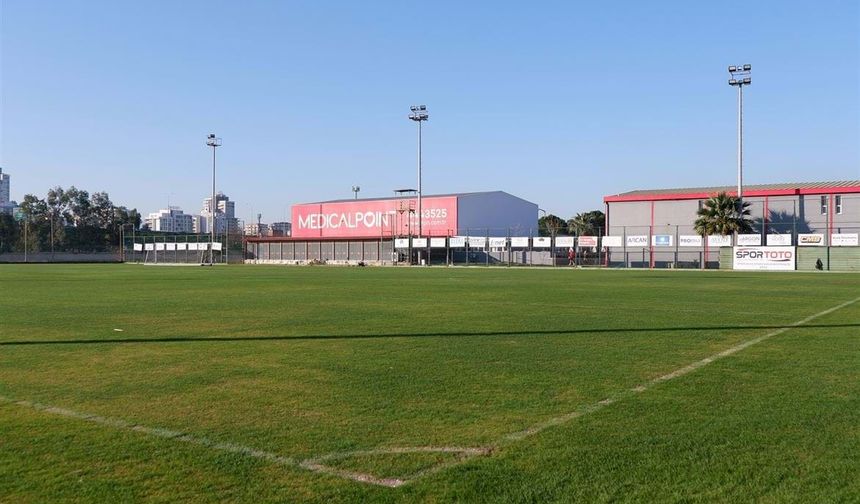 Karşıyaka'da bütçe çalışmaları: İdman sahasıdaki panolara reklam alınacak