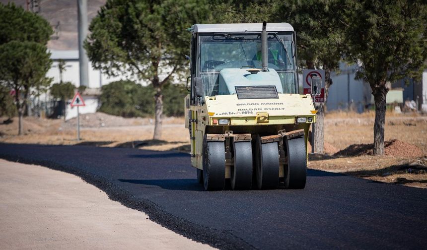 İzmir’de asfalt seferberliği: Aliağa’nın sanayi yoluna iki kilometrelik asfalt