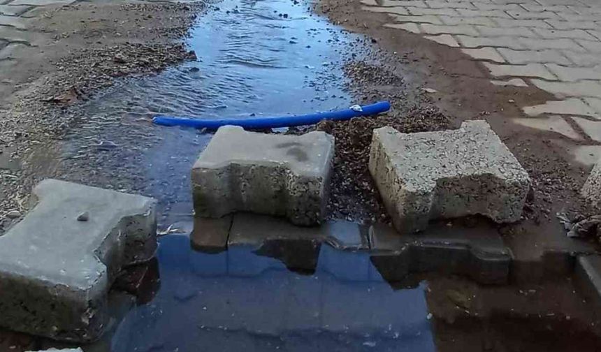 Su kıtlığı yaşayan İzmir'de patlak boru tepkisi: 15 gündür boşa akıyor