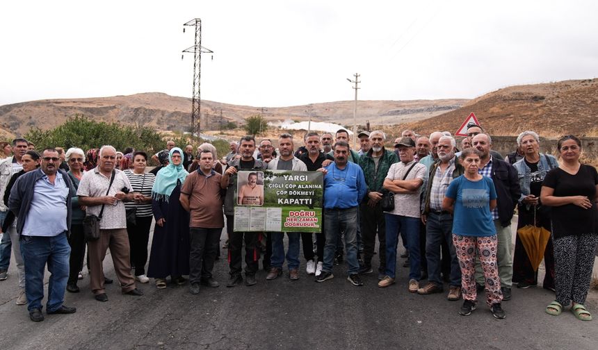Çöp eylemi Çiğli’yi kilitledi: Vatandaş yolu kapattı!
