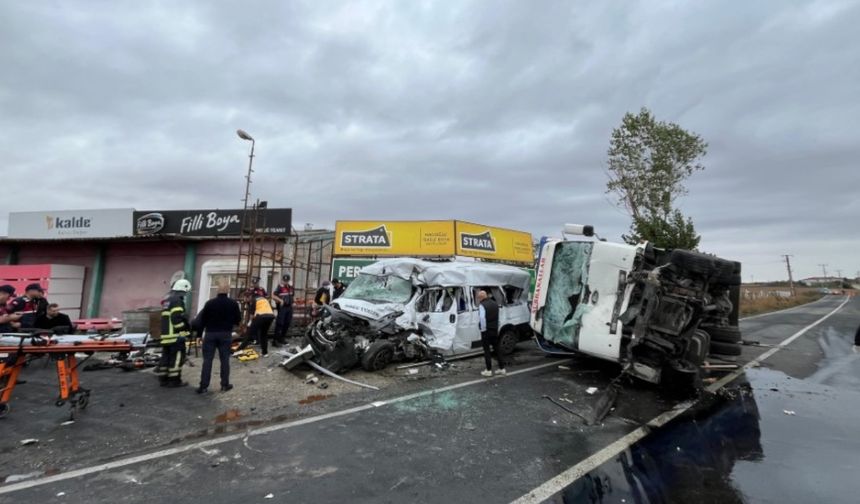 İşçi servisi ile kamyon kafa kafaya çarpıştı: 3 ölü, 9 yaralı